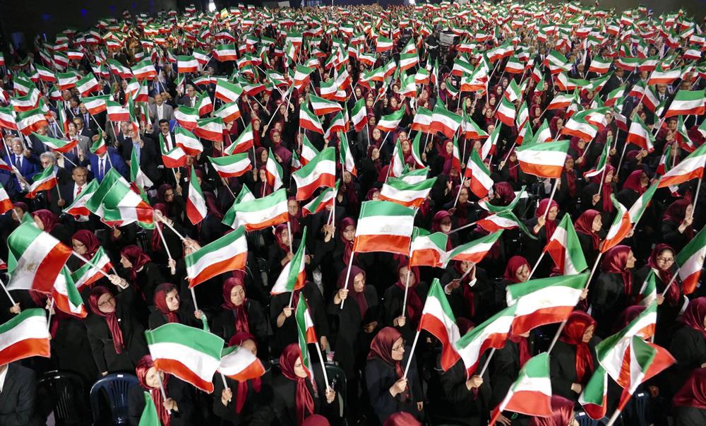 انتخاب خواهرمجاهد زهرا مریخی به‌عنوان مسئول‌اول دراجتماع‌بزرگ مجاهدین خلق ایران