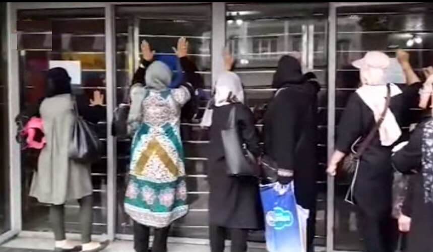 جمعی از غارت شدگان موسسه کاسپین در رشت تجمع