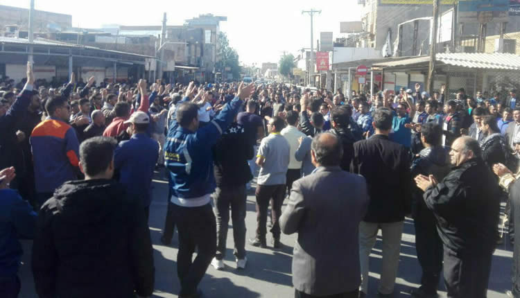 تظاهرات کارگران فولاد اهواز و نیشکر هفت تپه با شعارهای تسلیم ناپذیری «هیهات مناالذله»