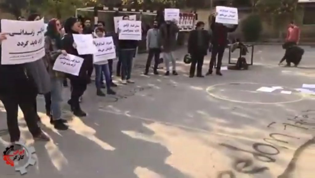 ادامه اعتصاب و تجمع کارگران دلیر نیشکر در شوش با شعار «کارگر زندانی ازاد باید گردد»