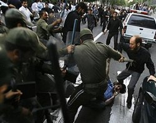 برسینه زدن سنگ حقوق معترضان فرانسوی توسط جلادان خامنه ای، سرکوبگران مردم معترض ایران