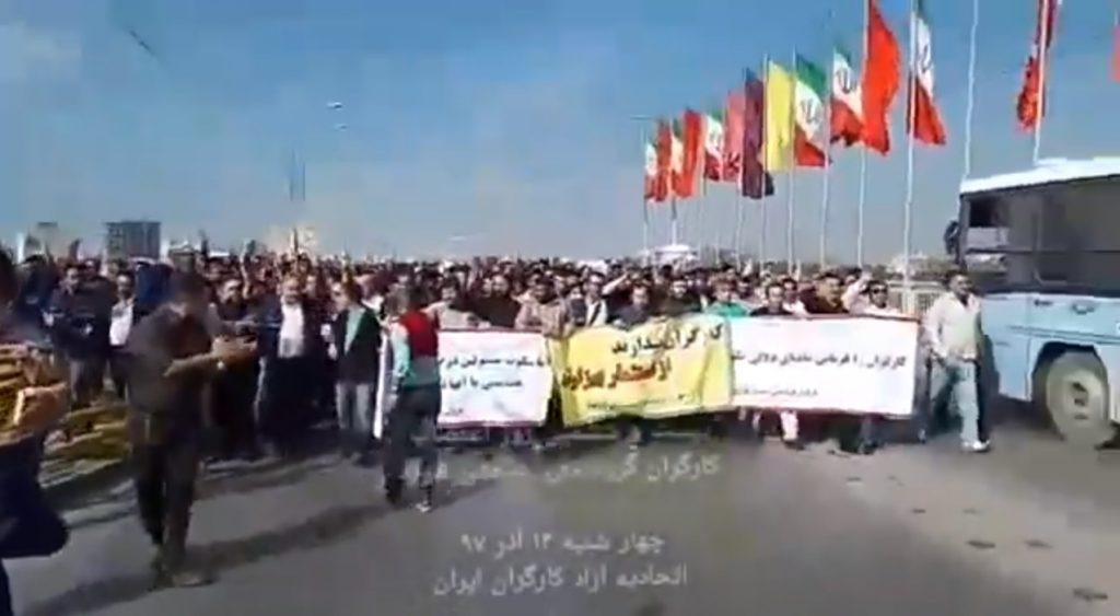 اعتصاب و تظاهرات دلیرانه کارگران فولاد اهواز با شعار هیهات مناالذله