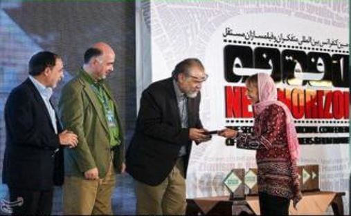 اهدای لوح توسط طالب زاده به بنجامین
