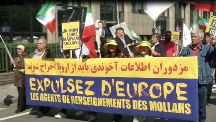 خدمتگزاری و مزدوری برای اطلاعات آخوندی