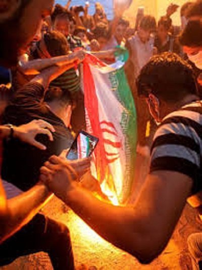 به آتش کشیدن پرچم رژیم پلید آخوندی توسط مردم بپاخاسته عراق