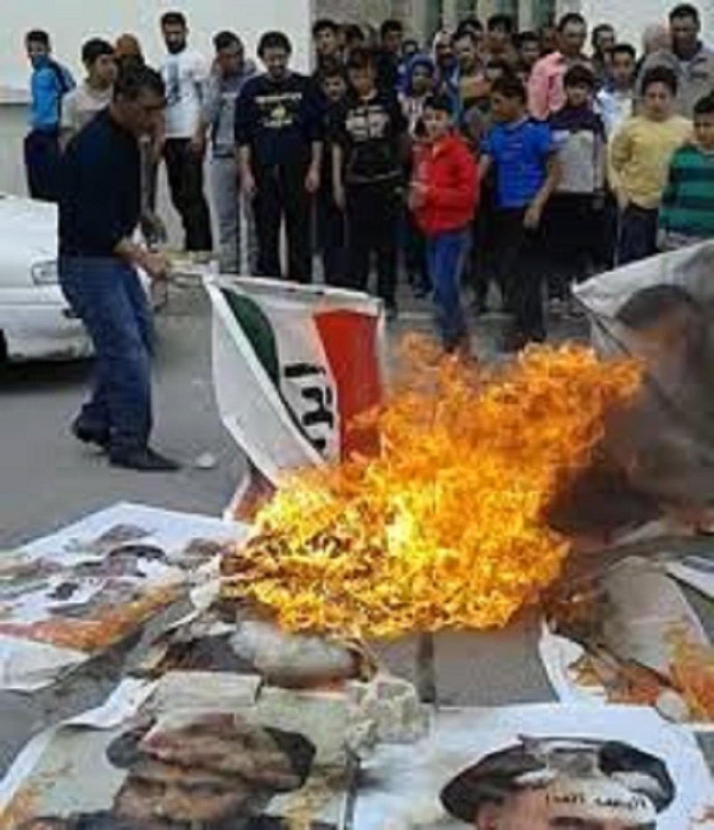به آتش کشیدن پرچم رژیم پلید آخوندی توسط مردم بپاخاسته عراق
