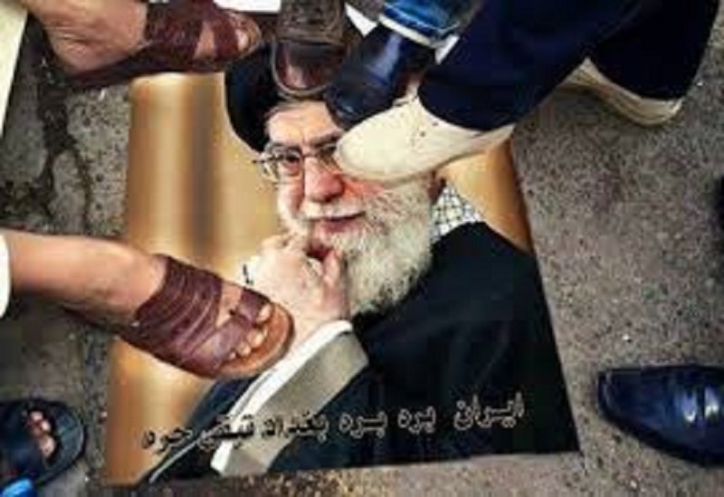 لگدکوب کردن تصویر منحوس خامنه ای توسط شیعیان به جان آمده عراق