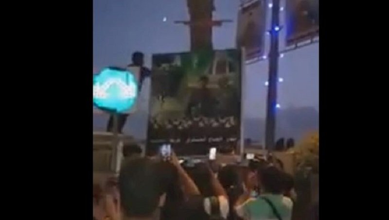 پائین کشیدن بنر خامنه ای در بعقوبه توسط مردم