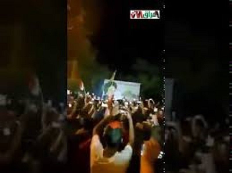 پائین کشیدن بنر منحوس خمینی در تظاهرات مردمی در عراق بپاخاسته