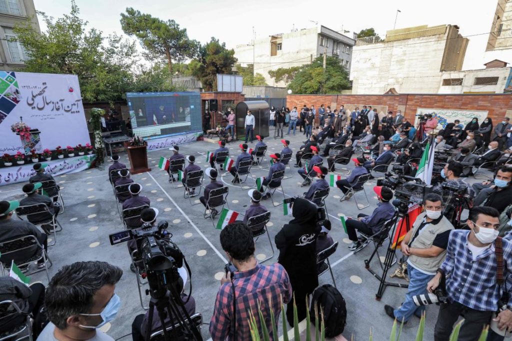 خامنه ای وروحانی، بازگشایی مجرمانه مدارس و به کشتن دادن کودکان و نوجوانان میهن درمیدان مین کرونا