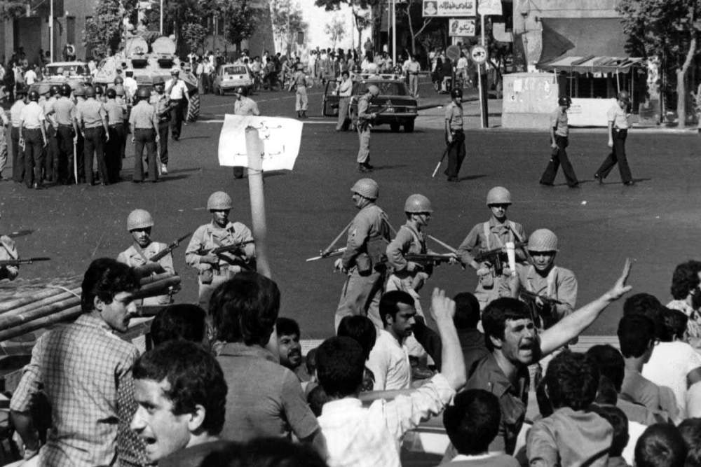 فرمان شاه برکشتار مردم بی دفاع در ۱۷شهریور۵۷ درمیدان ژاله تهران، برای فرار از سرنگونی