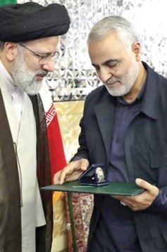 ابراهیم رئیسی رئیس آستان قدس و قاسم سلیمانی سرکرده نیروی قدس سپاه